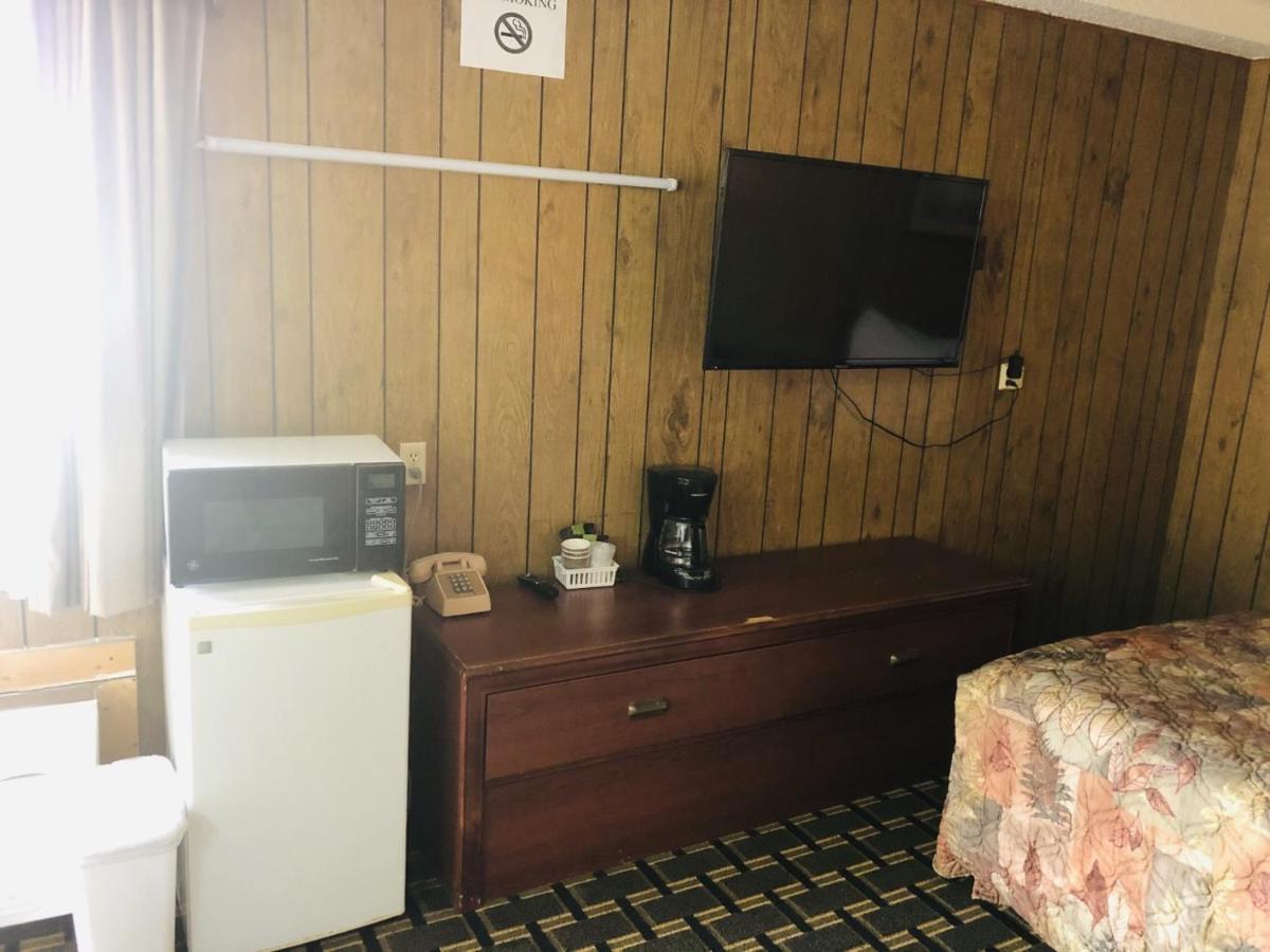 Big 12 Motel Broken Bow Exterior photo