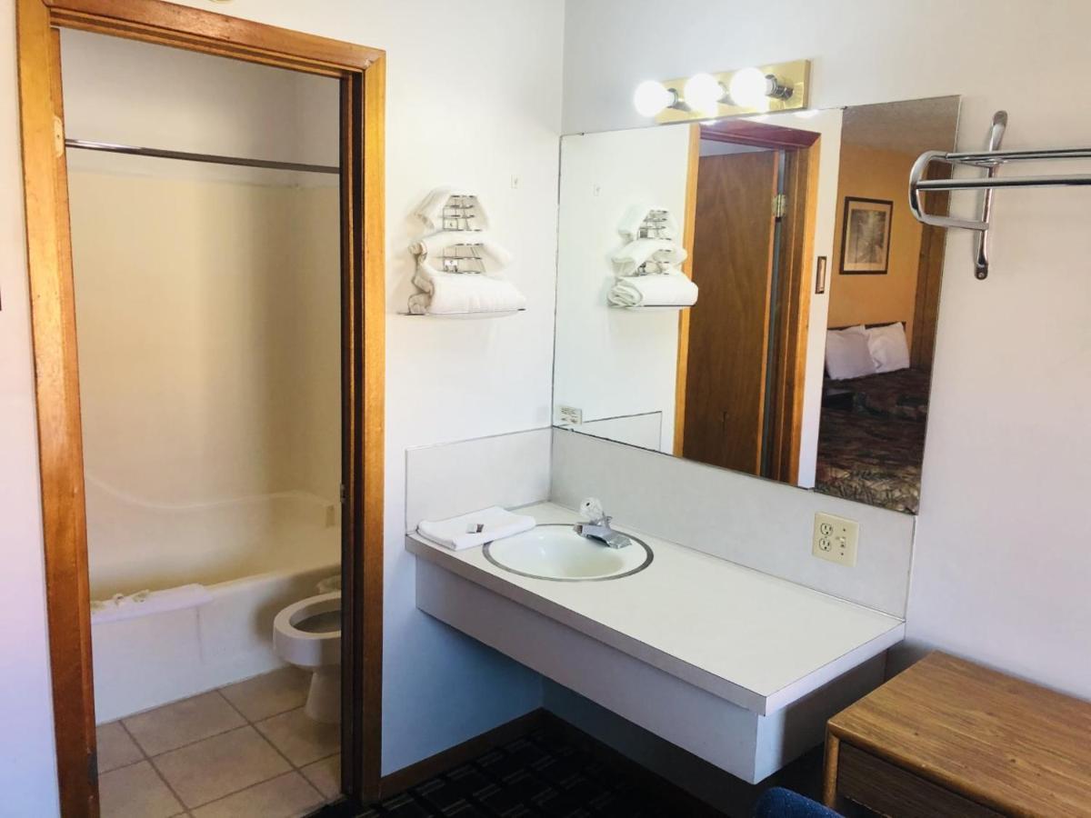 Big 12 Motel Broken Bow Exterior photo