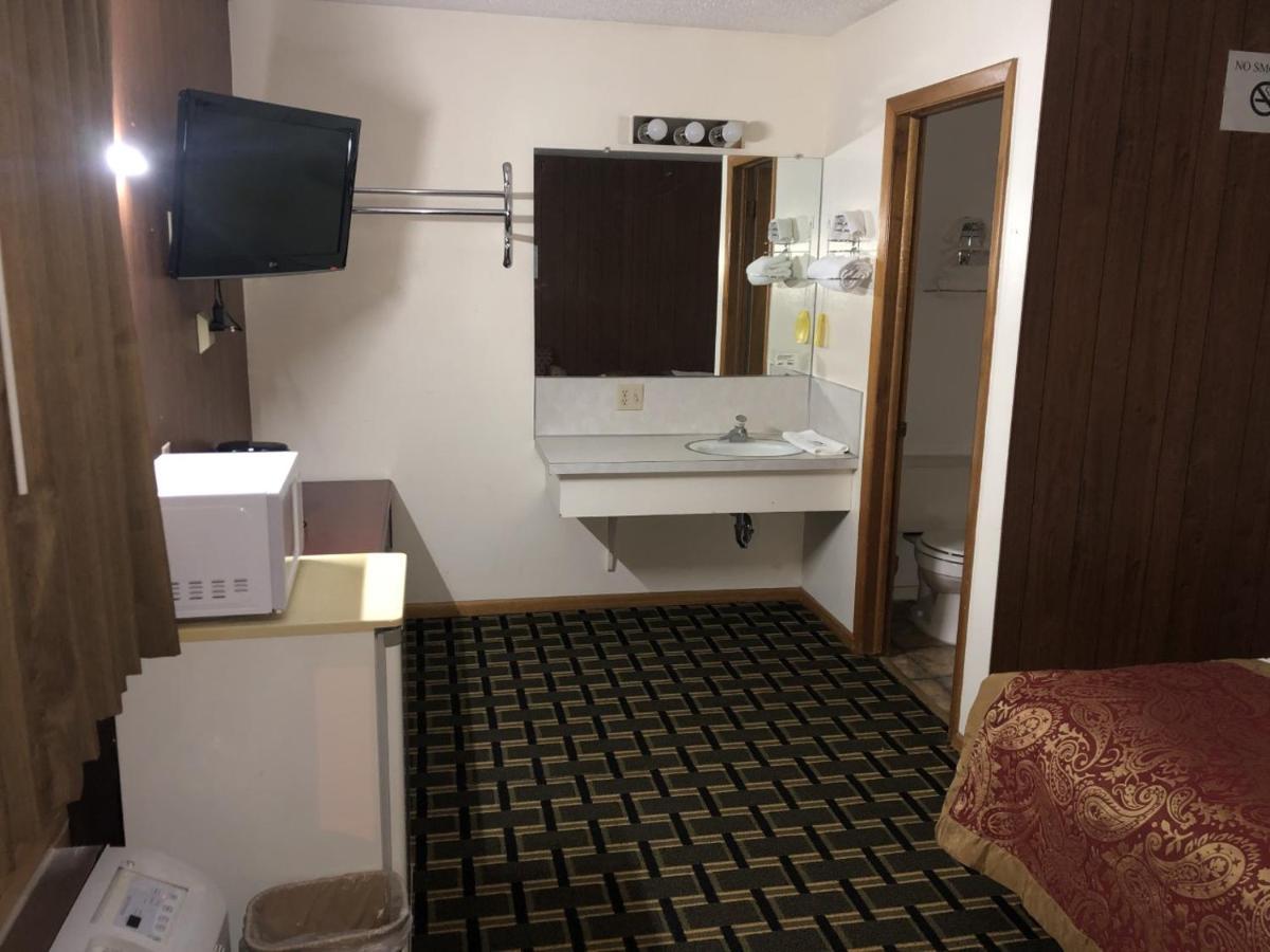 Big 12 Motel Broken Bow Exterior photo