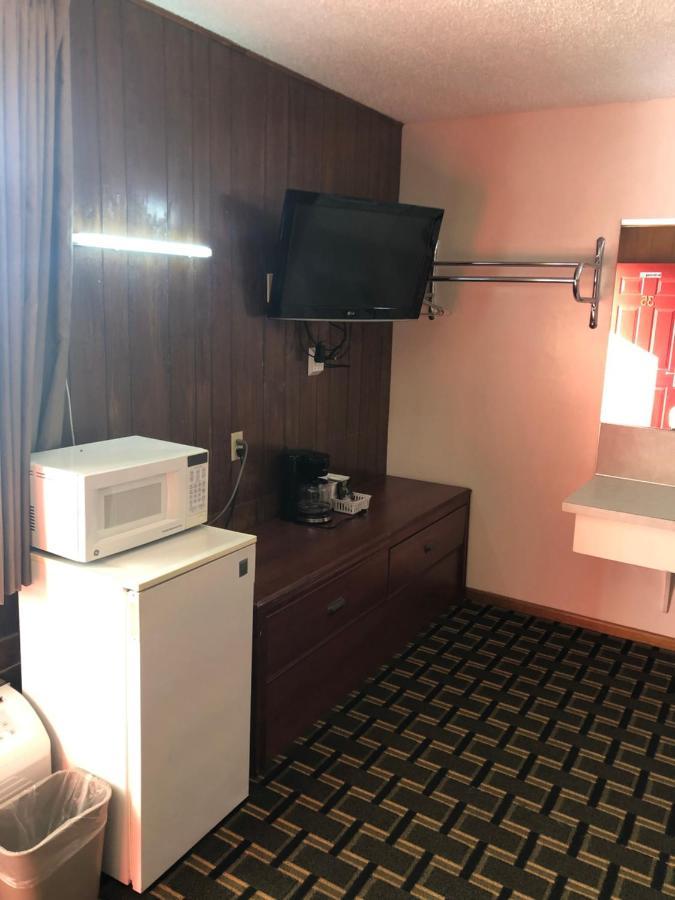 Big 12 Motel Broken Bow Exterior photo