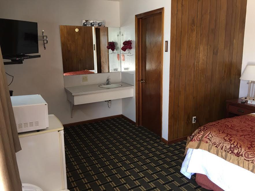 Big 12 Motel Broken Bow Exterior photo