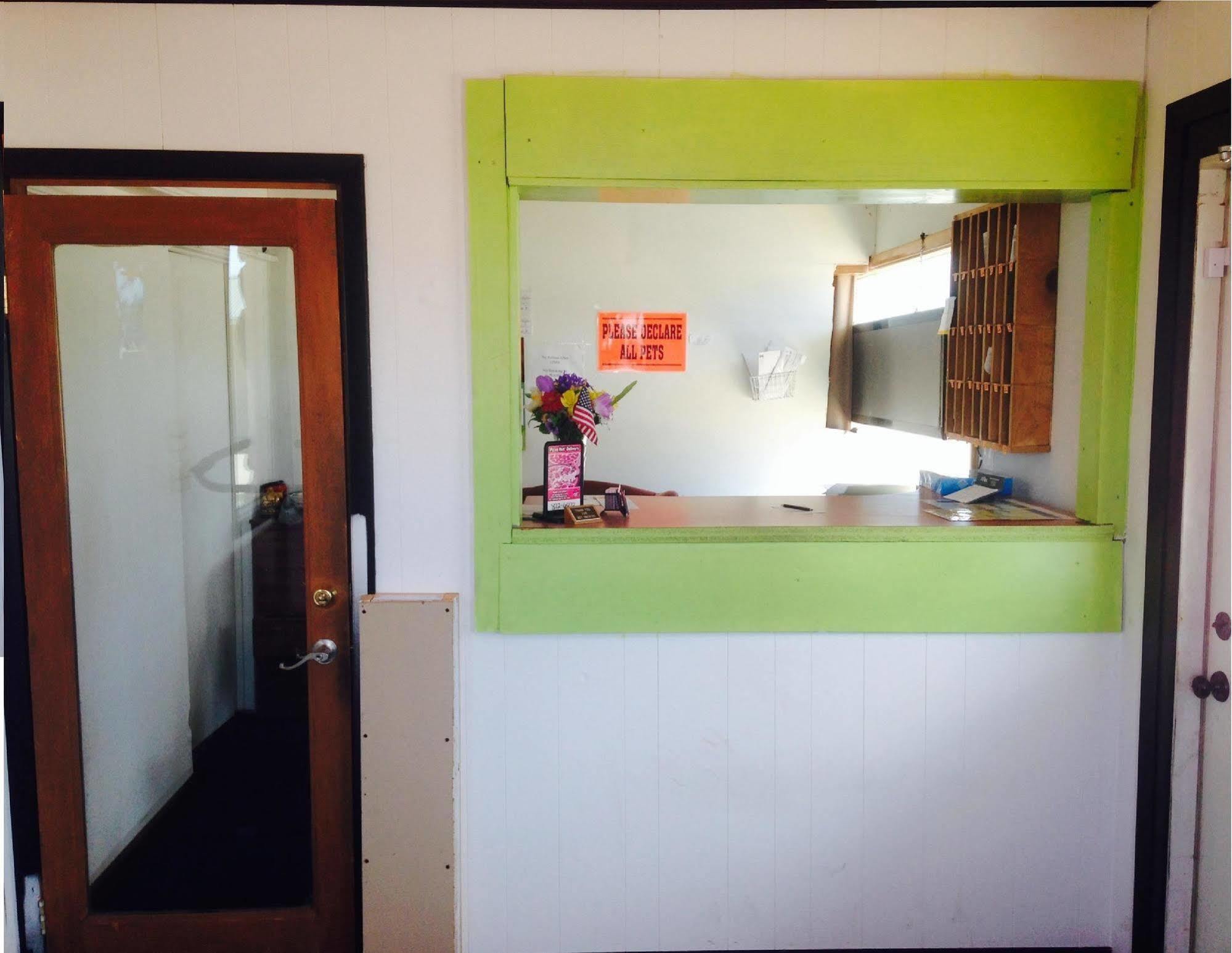 Big 12 Motel Broken Bow Exterior photo